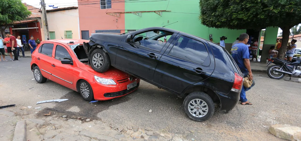 Um veículo ficou sobre o outro 