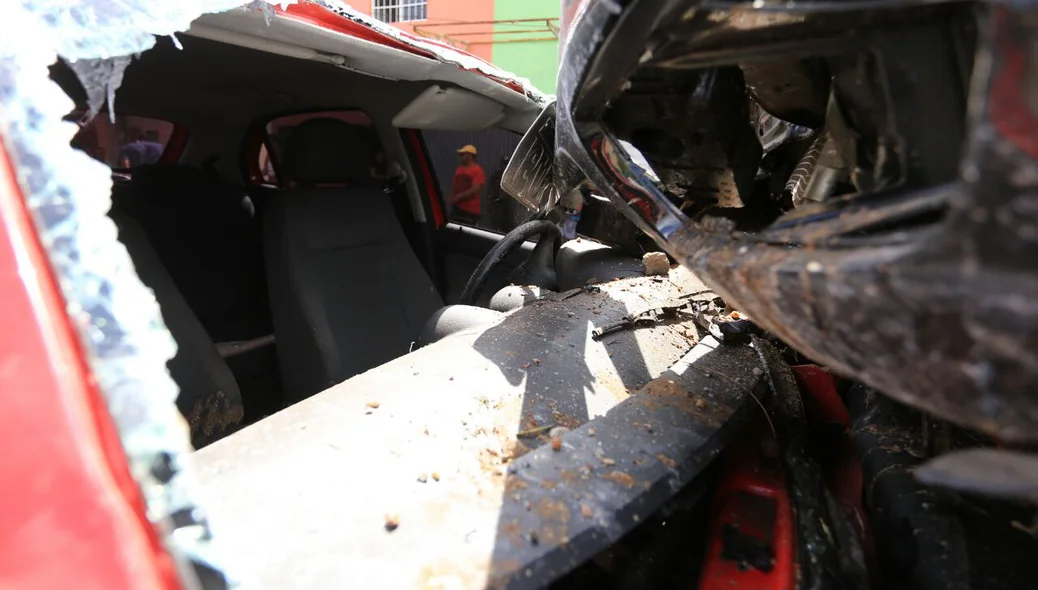 Veículos destruídos com o impacto