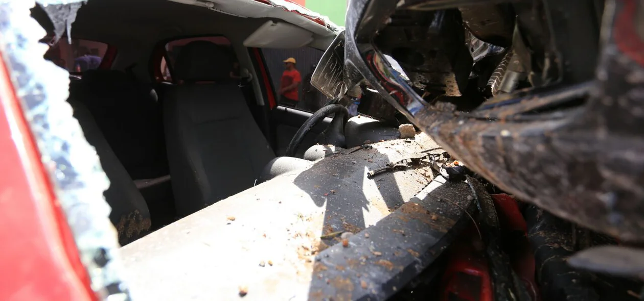 Veículos destruídos com o impacto