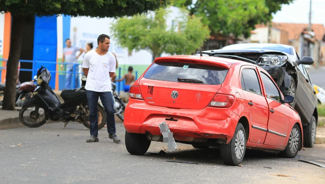 Veículos ficaram parcialmente destruídos