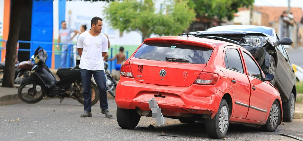 Veículos ficaram parcialmente destruídos
