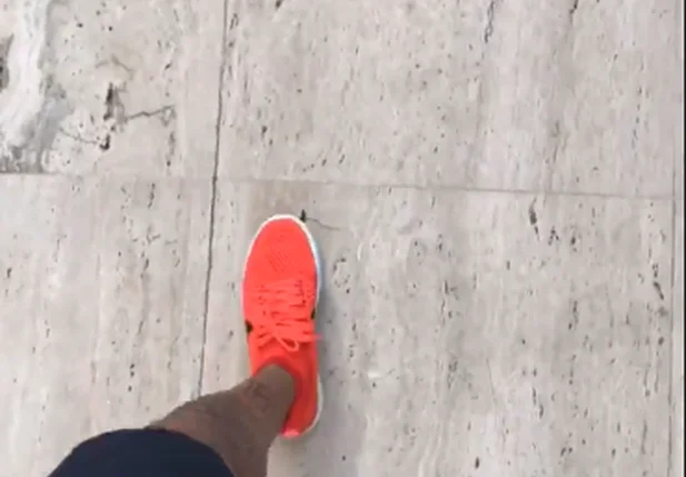 Jogador comemora andar pela primeira vez sem muletas