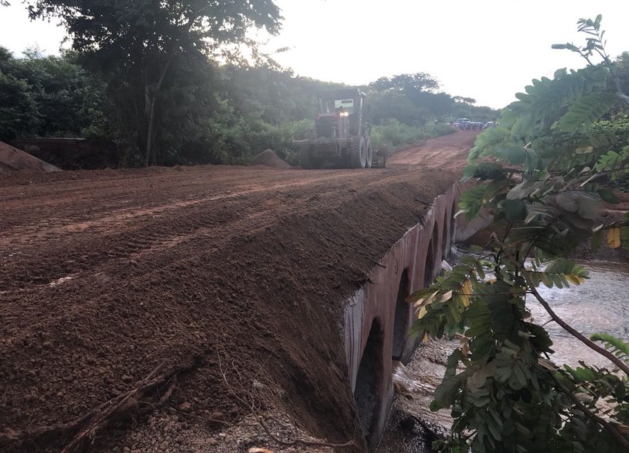 Trecho da BR 222 sendo recuperado 