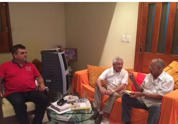 Elmano Férrer e Dr. Pessoa durante diálogo neste sábado