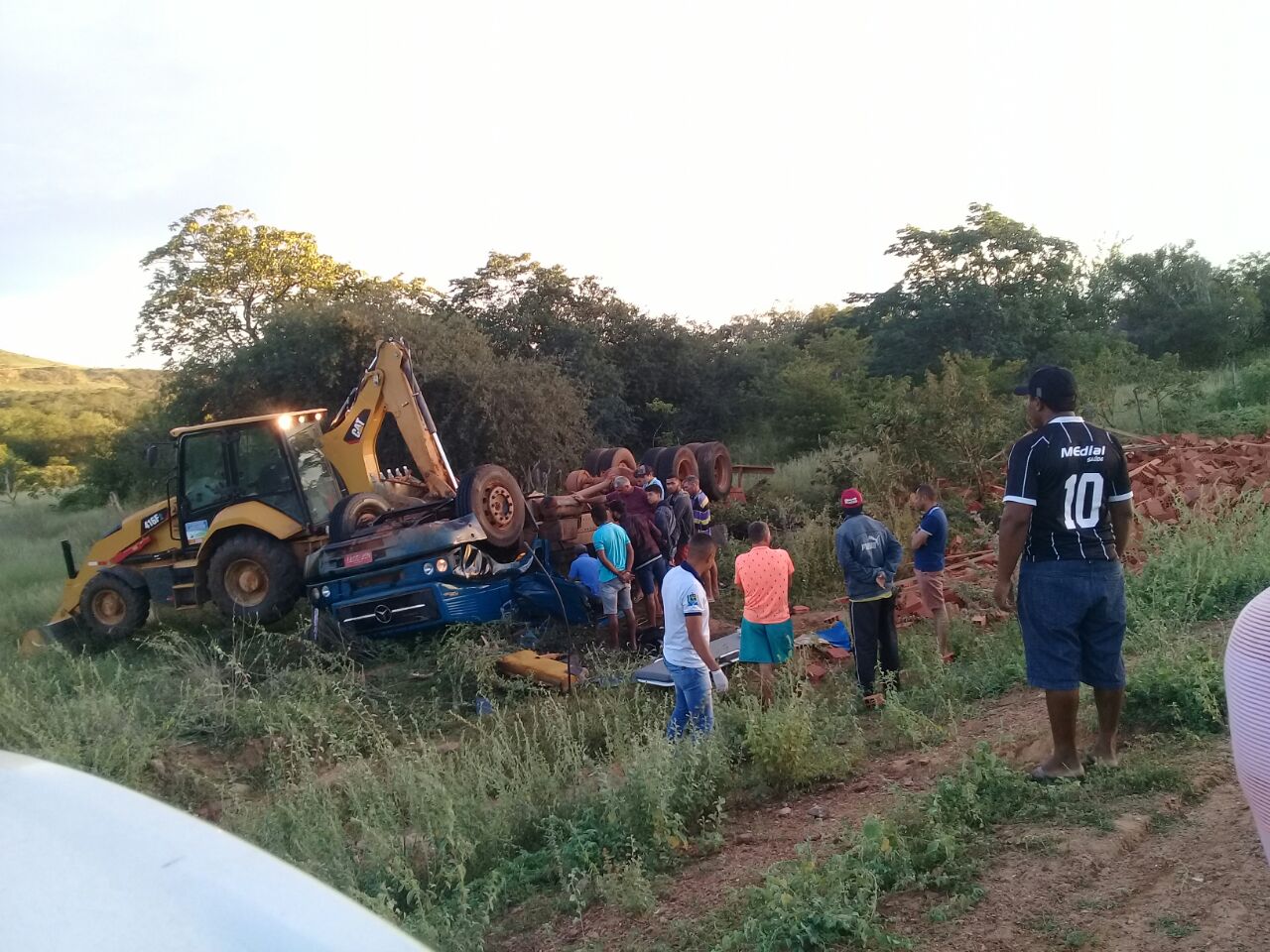 Caminhão que tombou na madrugada desta segunda-feira