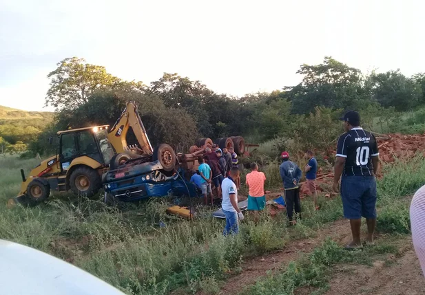 Caminhão que tombou na madrugada desta segunda-feira