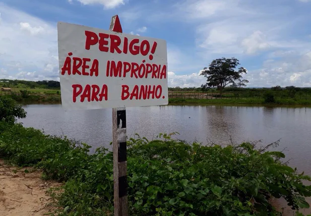 Placa informa para o risco à população