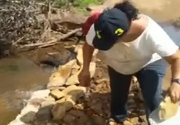 Mães colocam pedras nas estradas