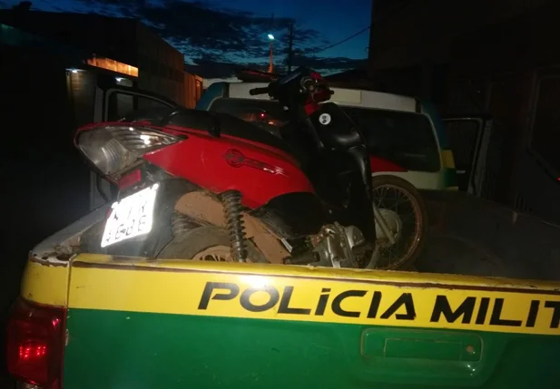Motocicleta apreendida com a dupla