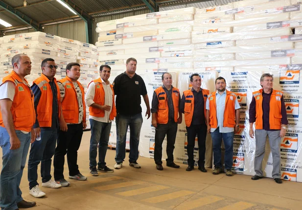Equipes da Defesa Civil  recebem kits para as vítimas das chuvas