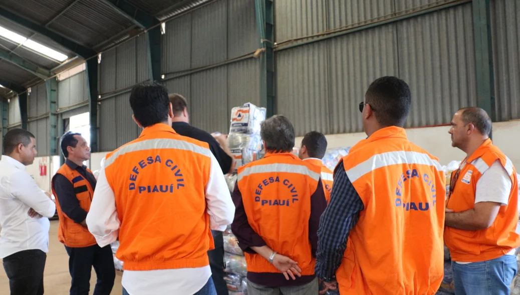 Equipes da Defesa Civil conversam sobre as estratégias para entrega dos kits