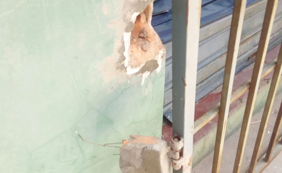 Os bandidos arrombaram o portão e levaram celulares e aparelhos eletrônicos