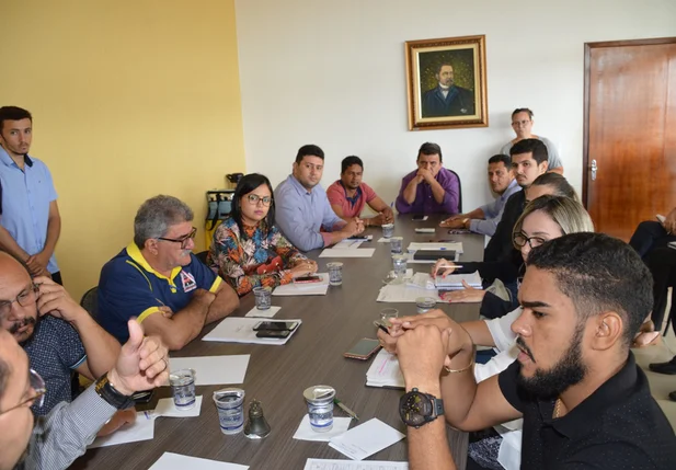 Padre Walmir anuncia inauguração de obras.