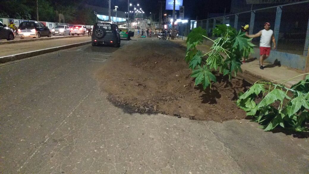 Entulho foi deixado no local após obra realizada pela Prefeitura de Teresina 