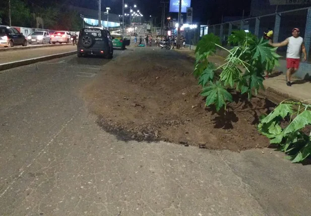 Entulho foi deixado no local após obra realizada pela Prefeitura de Teresina 