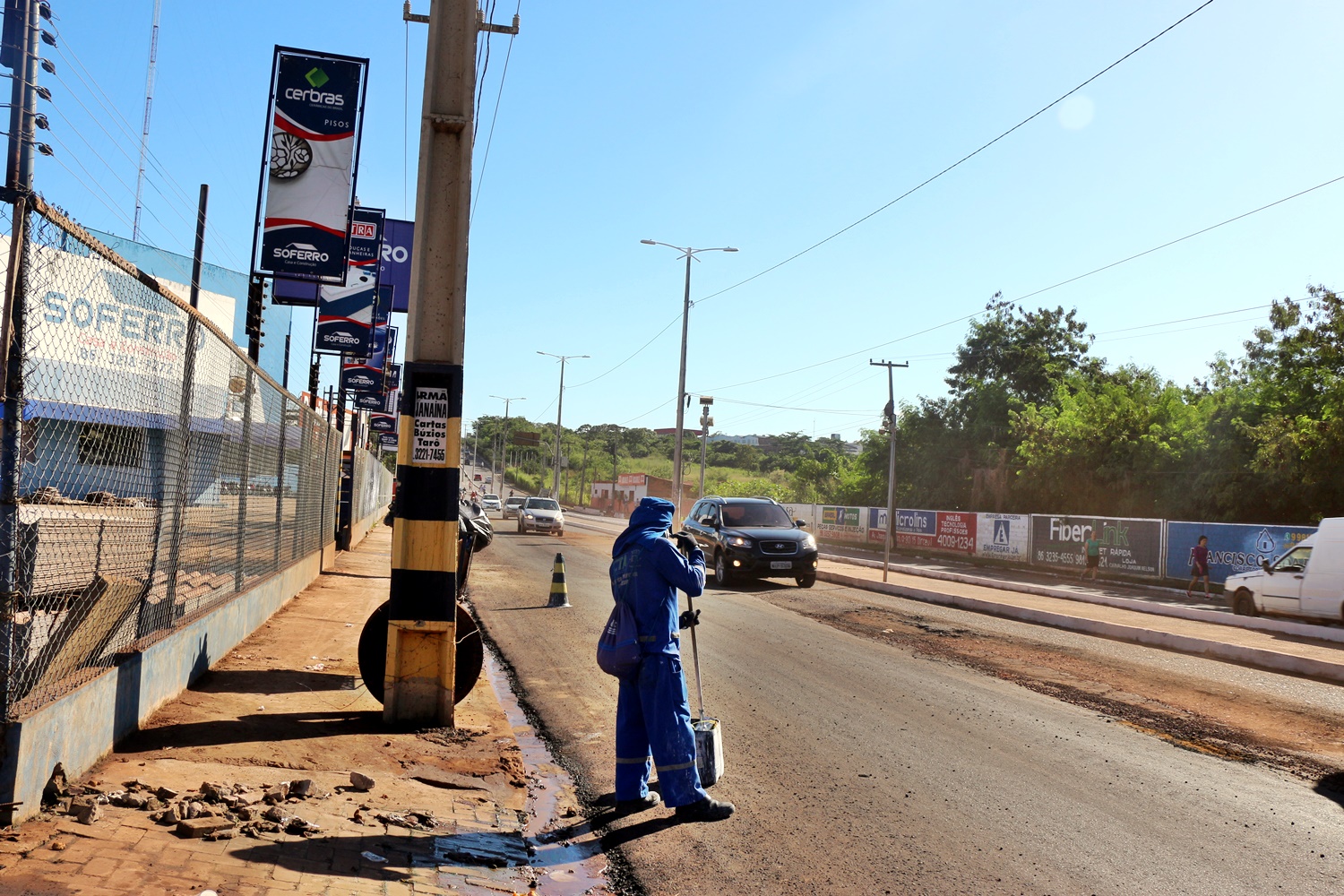 Servidores da prefeitura municipal fazem a limpeza da via 