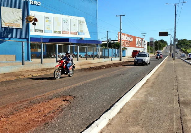 Motociclista morre ao colidir em entulho em Teresina