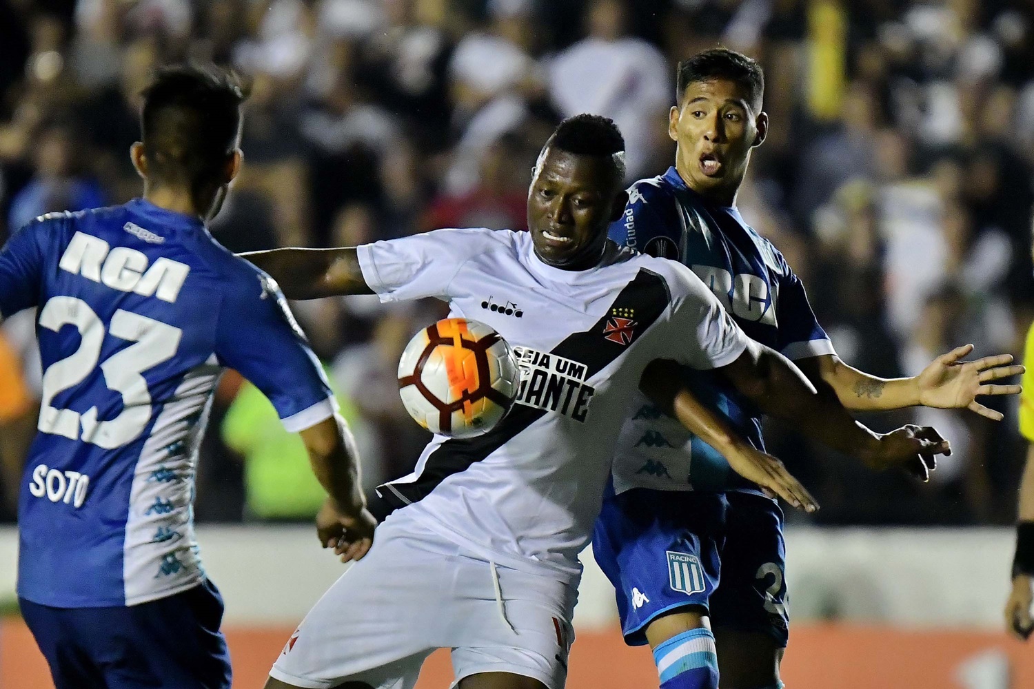 Vasco durante partida com o Racing pela Taça Libertadores