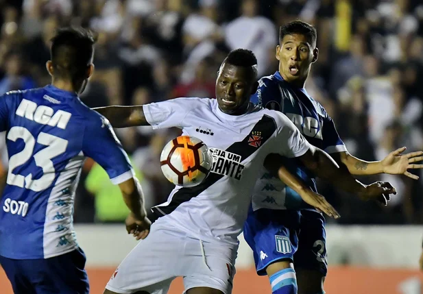 Vasco durante partida com o Racing pela Taça Libertadores