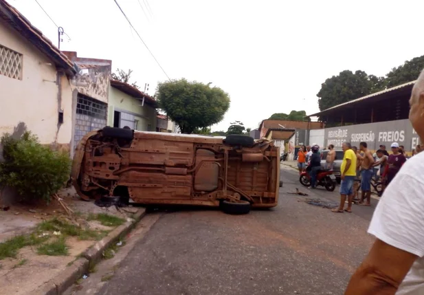 Carro usado por assaltantes capotado na zona norte 