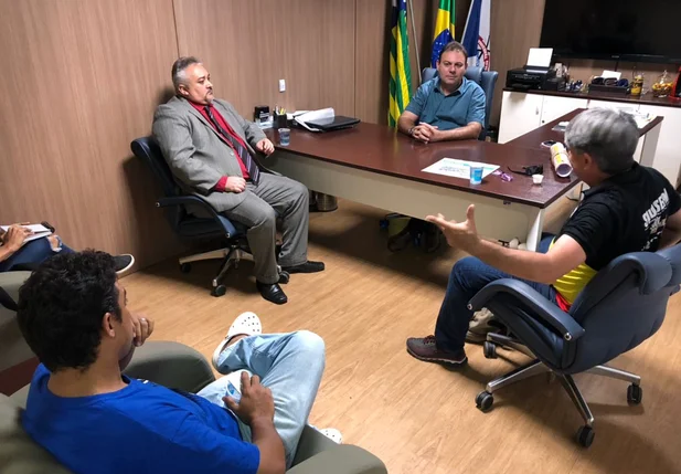 Jeová Alencar ouve reivindicações dos servidores municipais