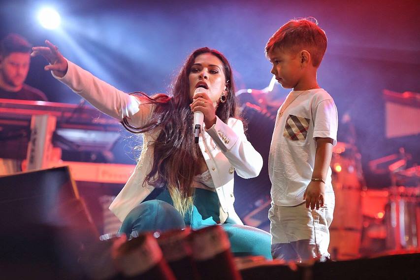 Simone e o filho Henry, de três anos
