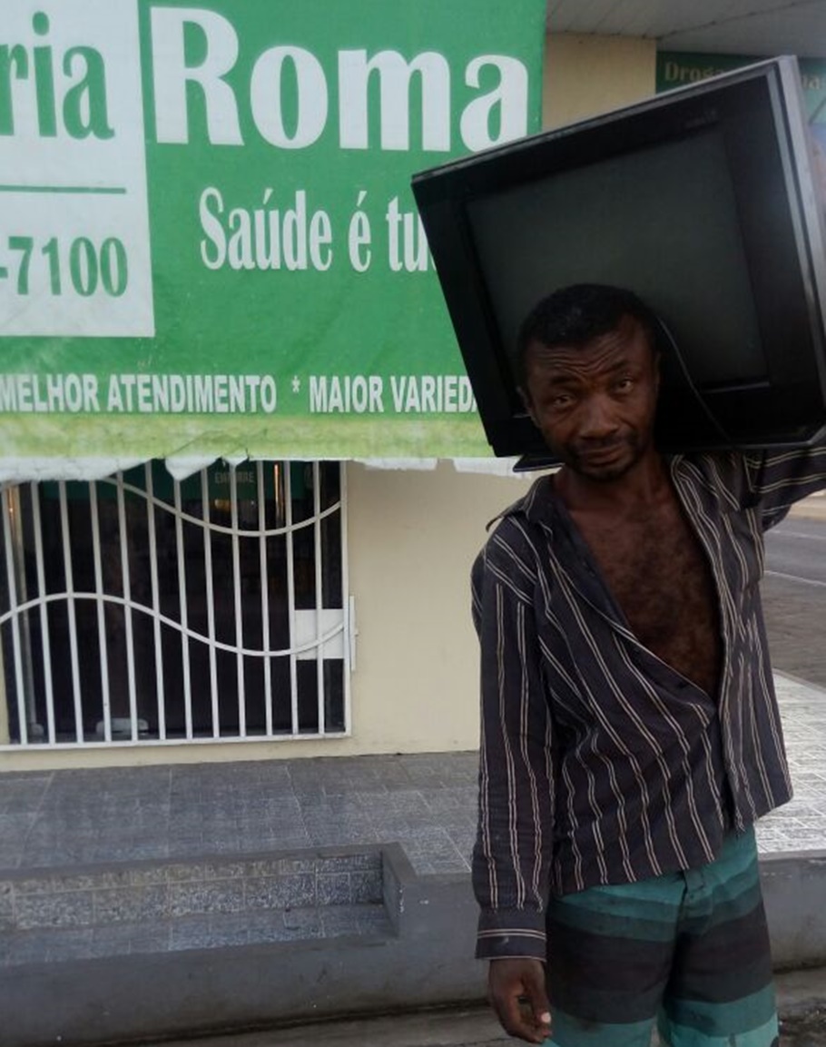 Homem preso após foto com TV furtada 