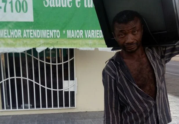 Homem preso após foto com TV furtada 