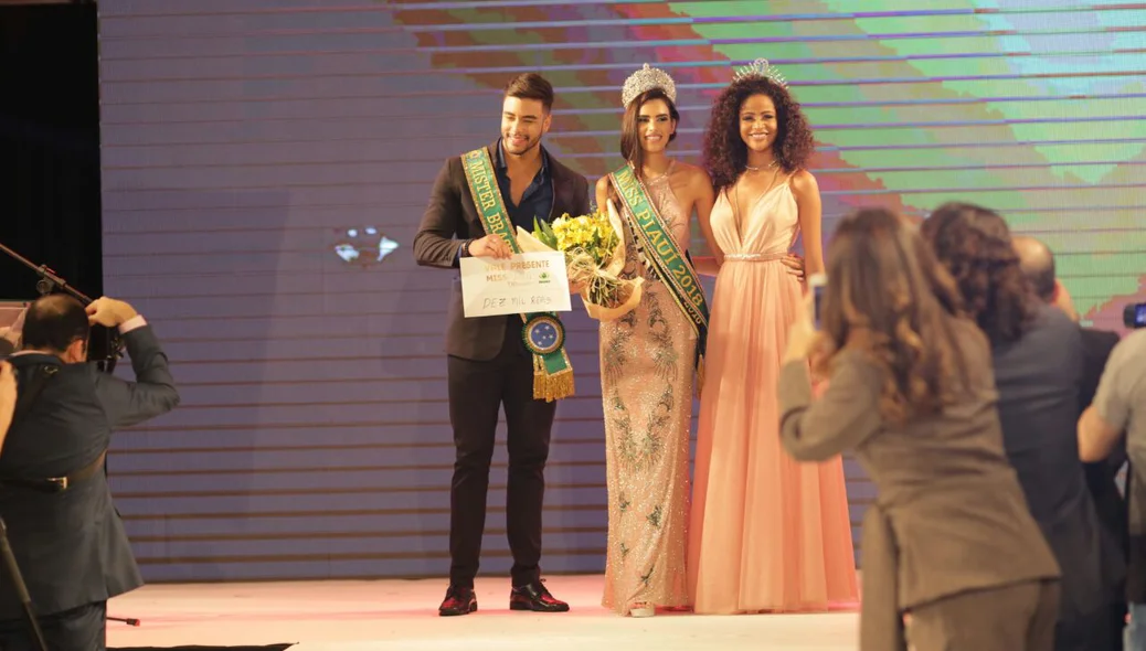 Monalysa Alcântara entrega a coroa de Miss Piauí a Naiely Lima