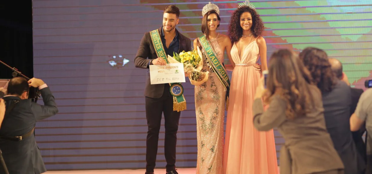 Monalysa Alcântara entrega a coroa de Miss Piauí a Naiely Lima