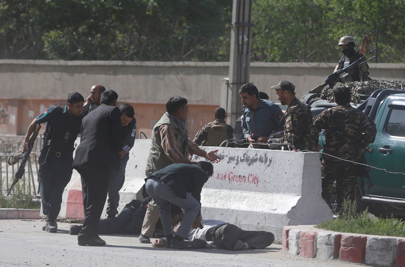 Ataque suicida no Afeganistão mata 25 e fere 49 pessoas