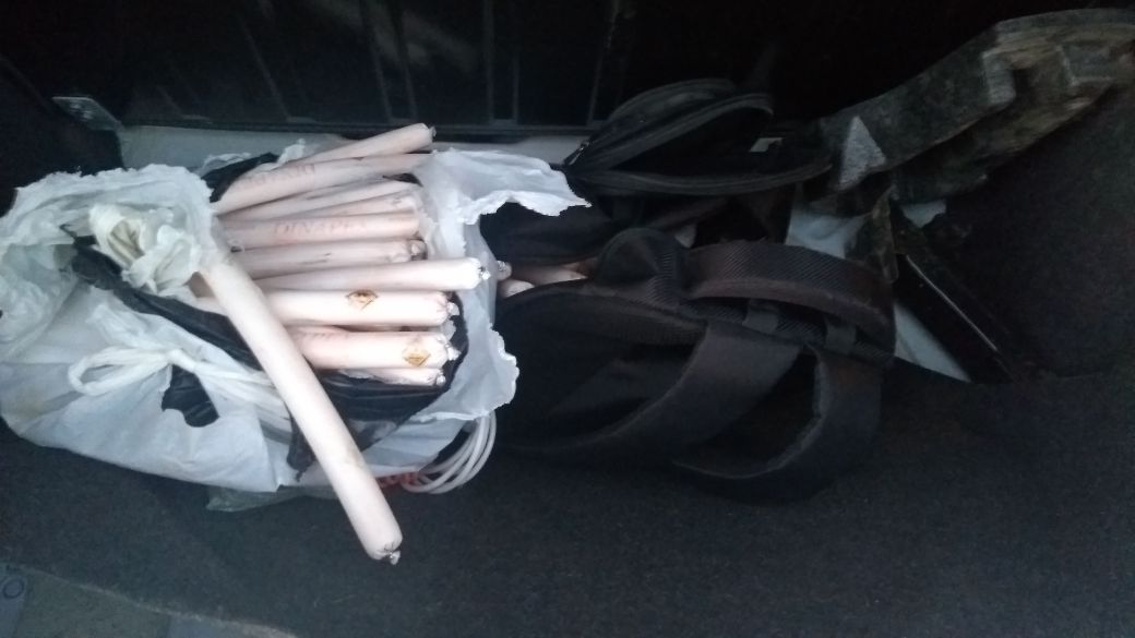 Explosivos encontrados no interior do veículo