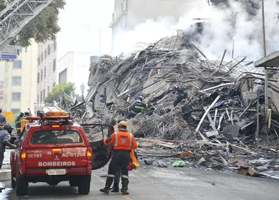 Escombros do prédio que desabou no centro de São Paulo