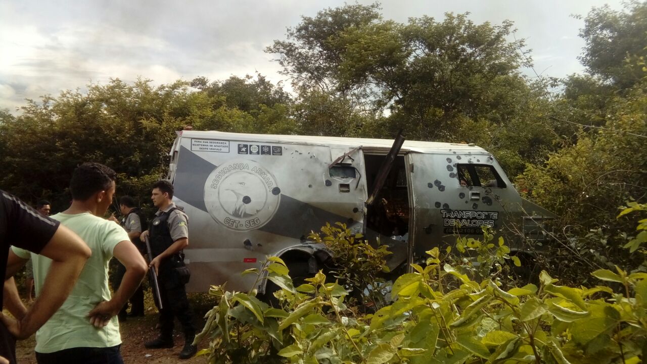 Carro-forte foi metralhado pelos bandidos
