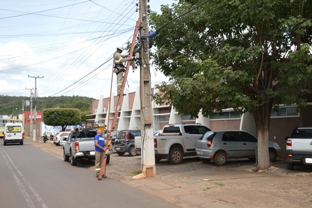 Técnicos da Elerobras fazem o corte da energia da Prefeitura de Picos