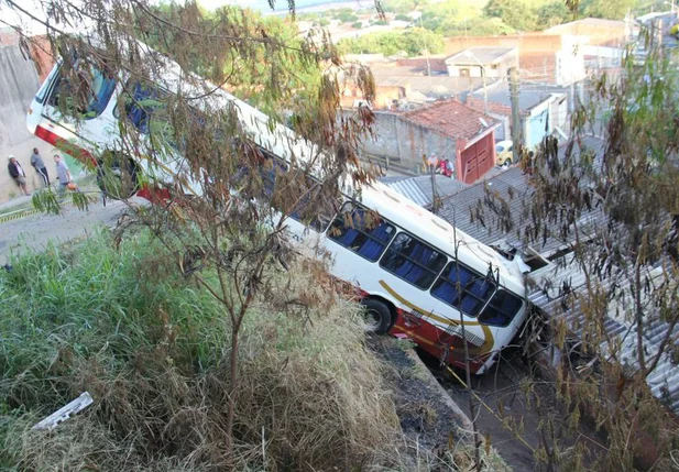 Adolescente rouba ônibus e despenca veículo em barrando