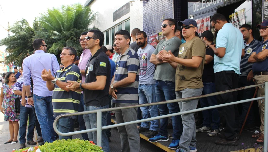 Agentes e escrivães reunidos na porta da Delegacia Geral da Polícia Civil do Piauí