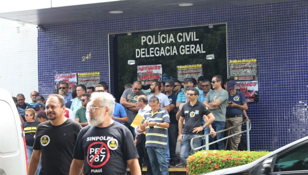 Manifestação ocorreu nesta sexta-feira na Praça Saraiva, em Teresina