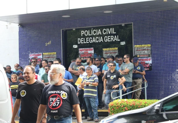 Manifestação ocorreu nesta sexta-feira na Praça Saraiva, em Teresina
