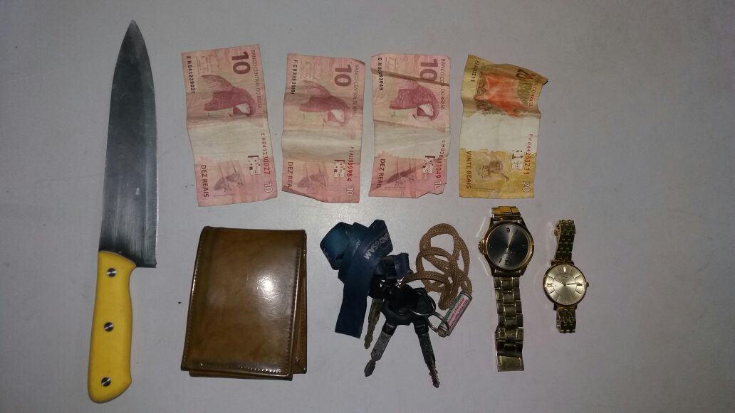 Objetos encontrados com os adolescentes