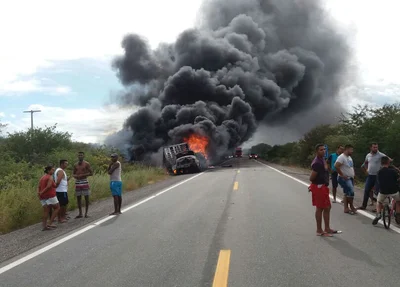 Caminhão pega fogo na BR-407