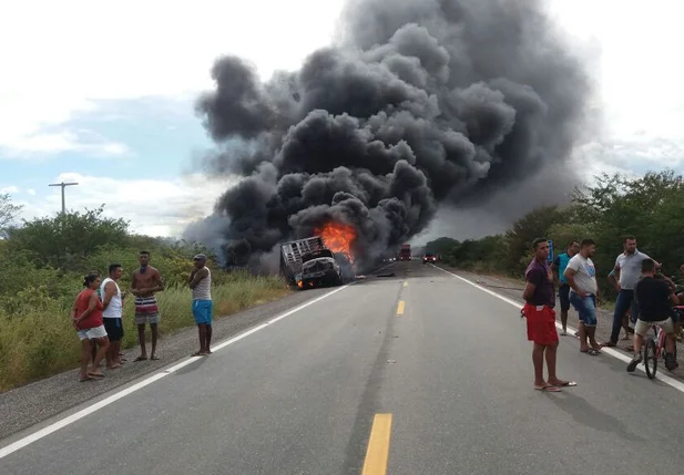 Caminhão pega fogo na BR-407