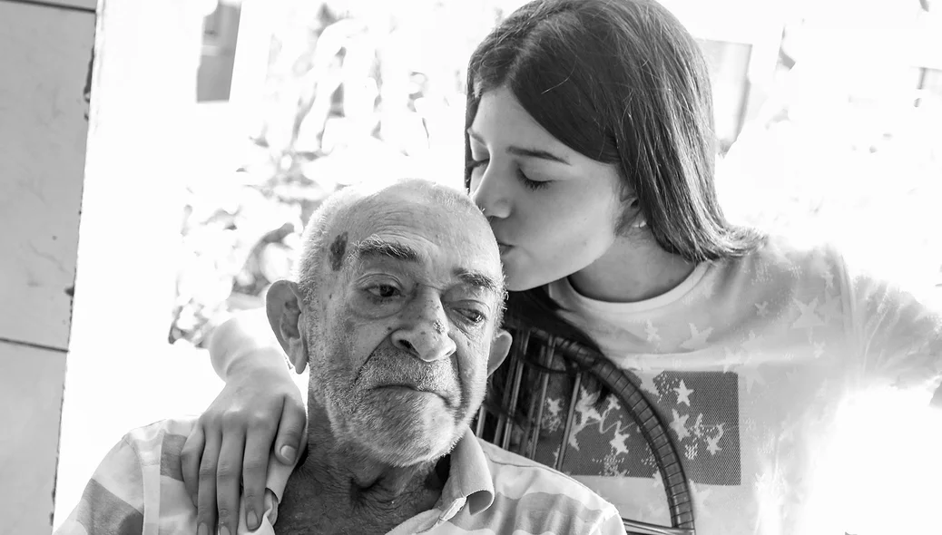 Júlia comemorou seu aniversário ajudando os idosos 