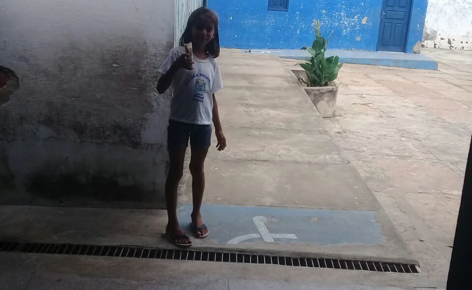 Menina mostra merenda escolar servida pela Prefeitura de Parnaíba 