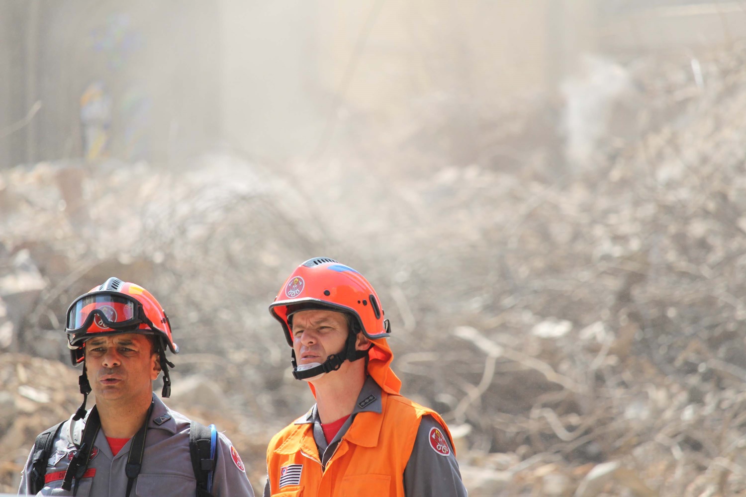 Bombeiros durante buscas nos escombros do prédio que desabou em São Paulo