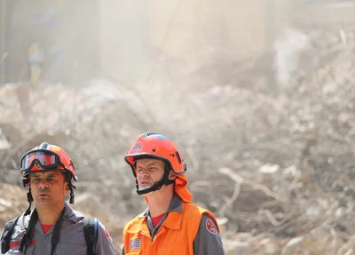 Bombeiros durante buscas nos escombros do prédio que desabou em São Paulo