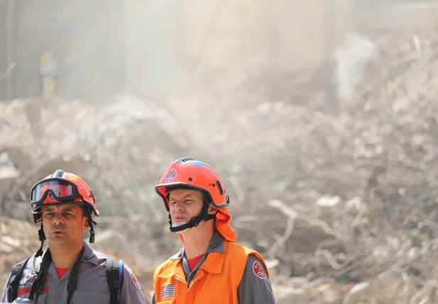 Bombeiros durante buscas nos escombros do prédio que desabou em São Paulo