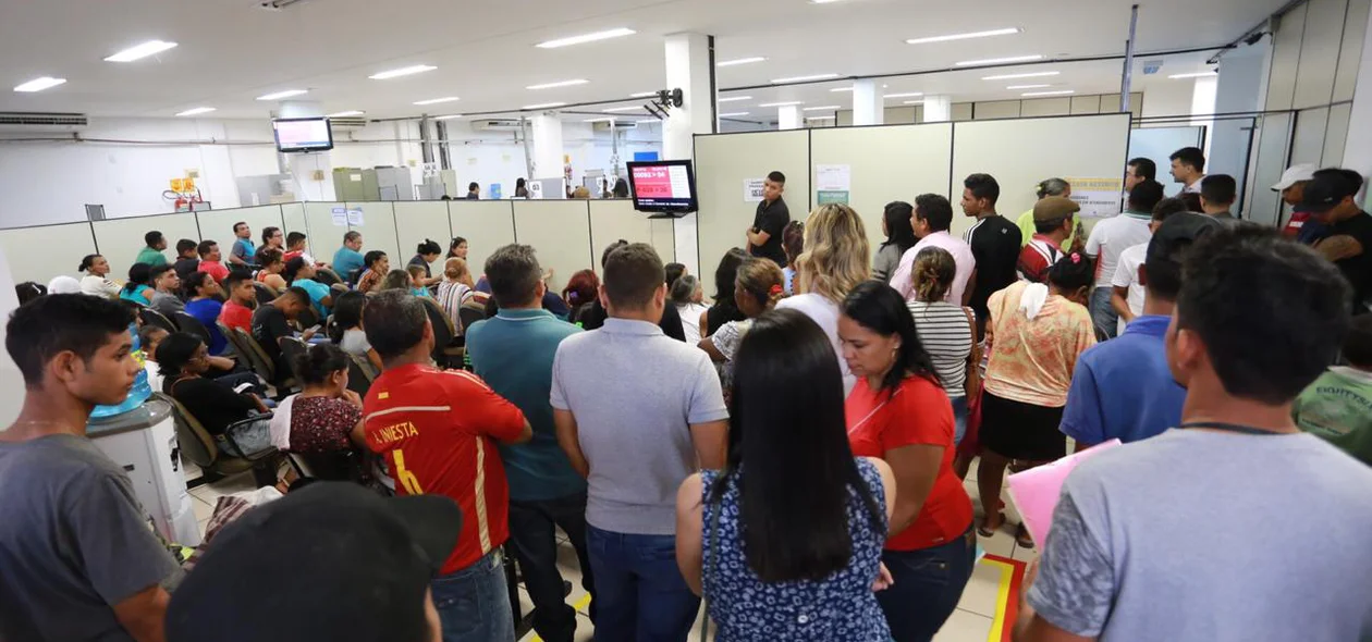 Eleitores aguardam atendimento no Fórum Eleitoral de Teresina