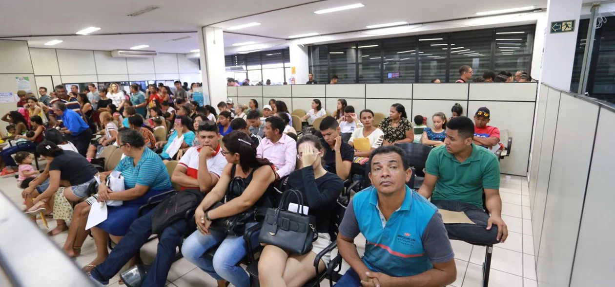 Eleitores na fila de atendimento no Fórum Eleitoral de Teresina