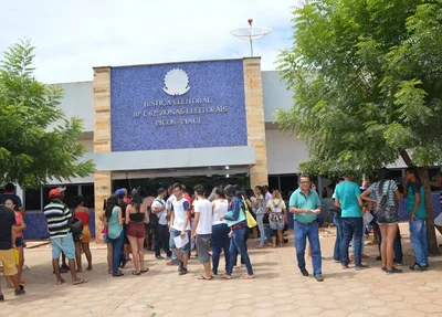 Eleitores procuram cartório para regularizar título